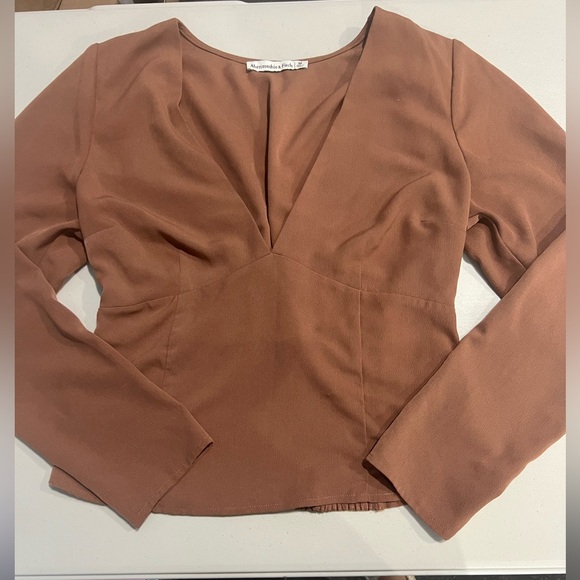 Abercrombie & Fitch 
Terracotta Plunge V-Neck Smocked
Blouse Top Minimalist - Picture 3 of 5